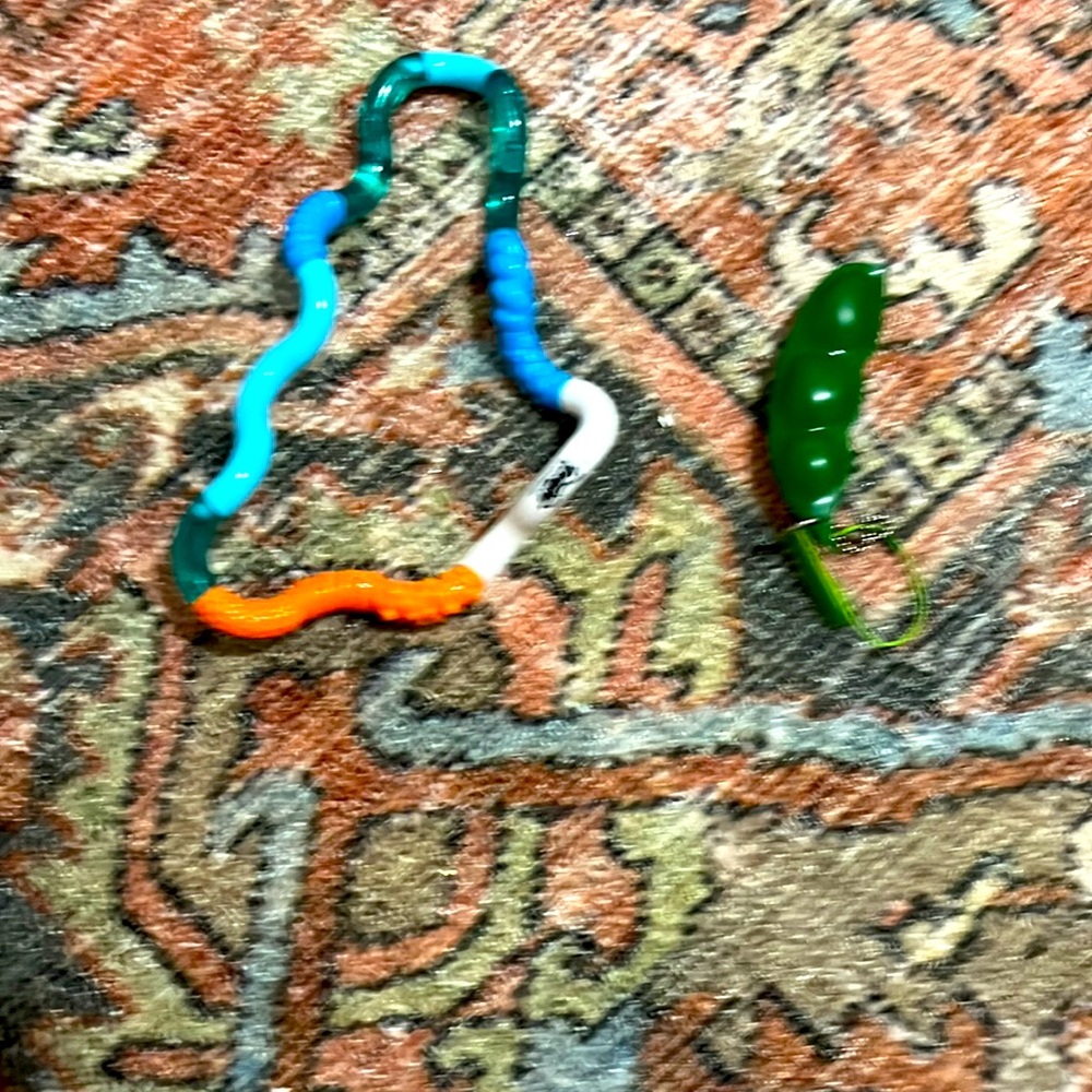 Texture tangle fidget toy, with a green peas in a pod, push-up fidget toy